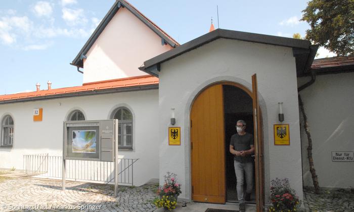 Campuskirche Neubiberg - Eingang zu den Militärpfarrämtern.