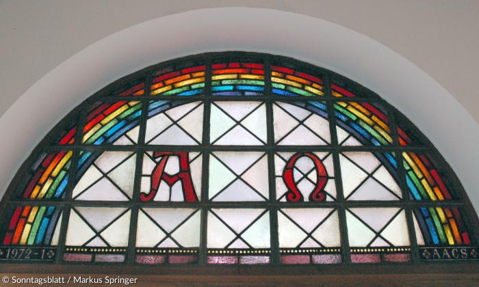Das Regenbogen-Fenster über dem Eingang zur Universitätskirche Neubiberg.