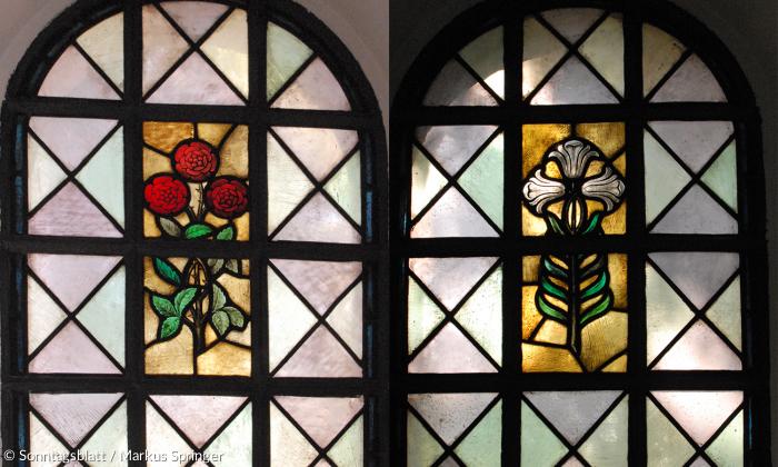 Rosen und Lilien - die Buntglasseitenfenster im Eingangsbereich der Campuskirche Neubiberg.
