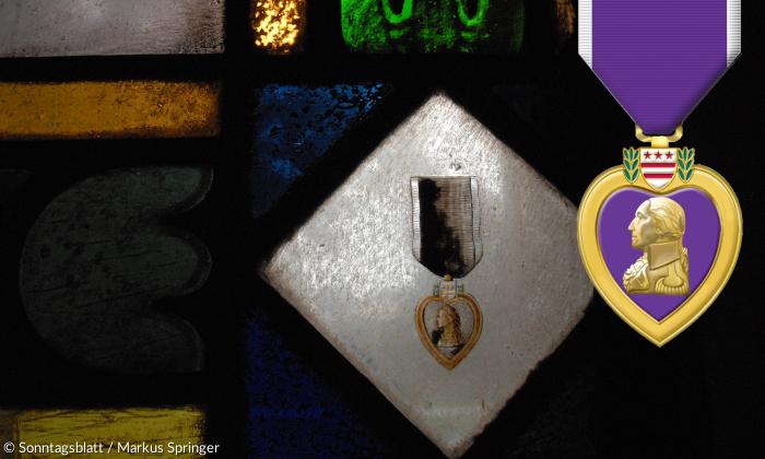 Abbildung des US-Verwundetenordens "Purple Heart" auf einem der Neubiberger Campuskirchenfenster.
