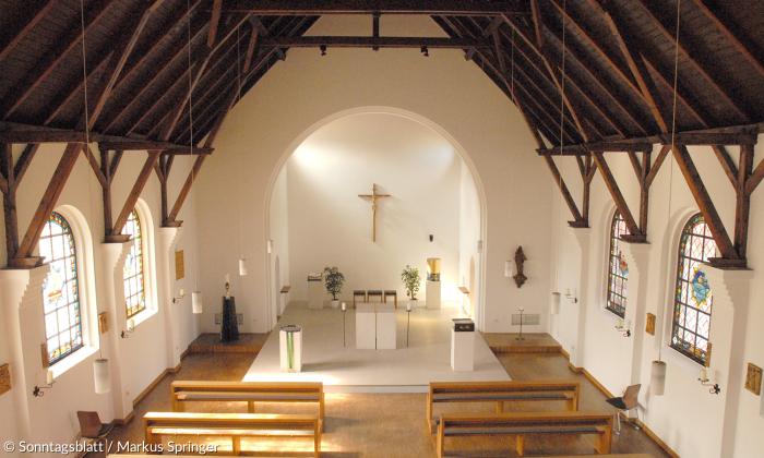 Das Innere der Campuskirche Neubiberg.