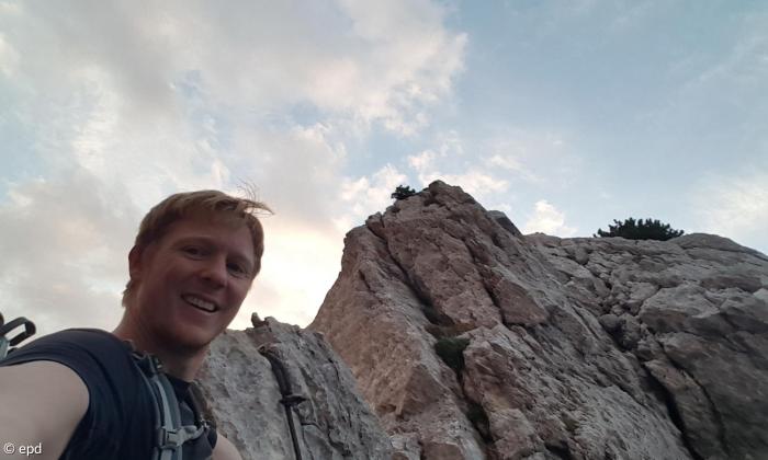 Daniel Jägers im Goellmassiv am Ostrand der Berchtesgadener Alpen. Der Glaube praegt Daniel Jaegers Alltag: Der Gruender der neuen Alpenvereinssektion "Gipfelkreuz" war Betriebswirt beim Evangelischen Werk fuer Diakonie und Entwicklung und arbeitet nun als Erlebnispaedagoge beim Christlichen Verein Junger Menschen (CVJM). 
