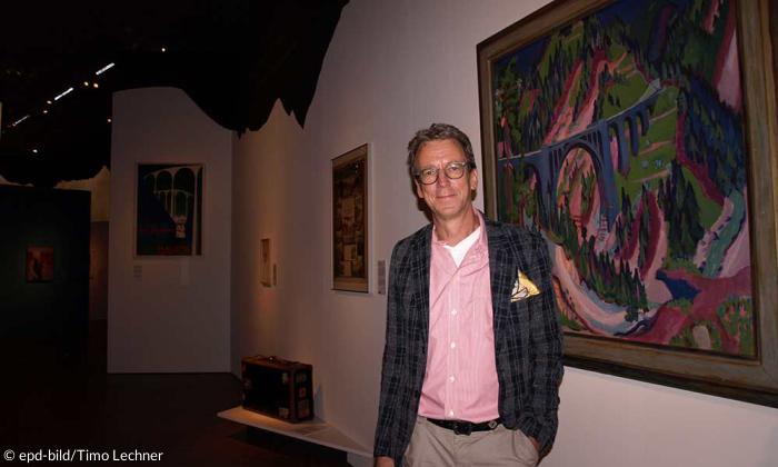 Daniel Hess, Generaldirektor des Germanischen Nationalmuseums in Nürnberg vor dem Gemälde "Die Brücke bei Wiesen" (1926) von Ernst Ludwig Kirchner.