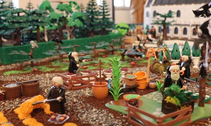 Der Klostergarten aus Playmobil mit Mönchen, die Gartenarbeit machen.