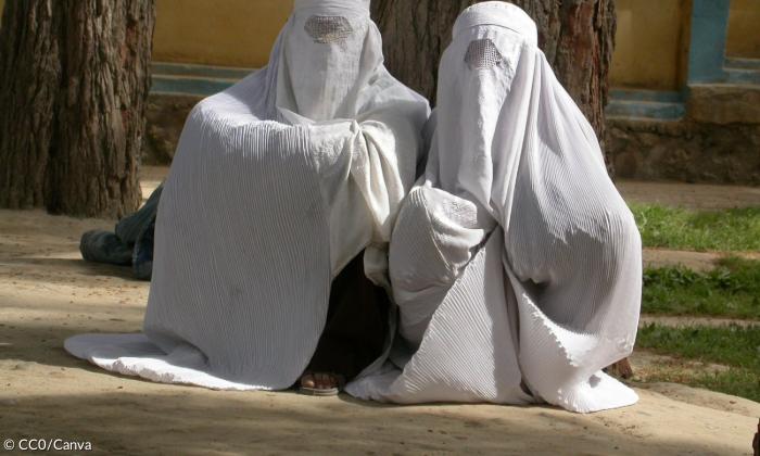 Zwei afghanische Frauen in weißen Burkas