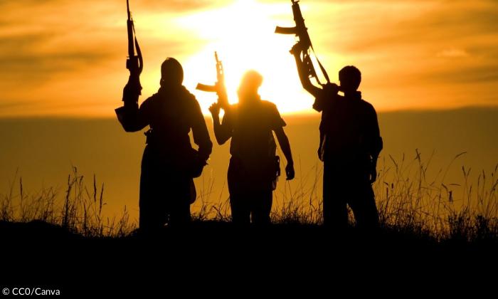 Drei afghanische Kämpfer mit Maschinengewehren