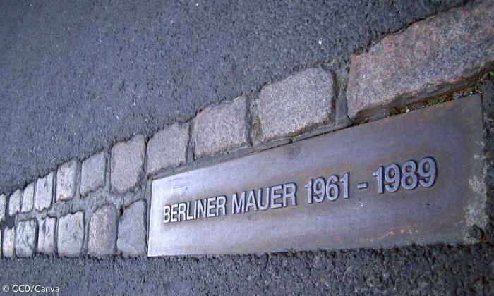 Eine Gedenktafel erinnert an die Berliner Mauer