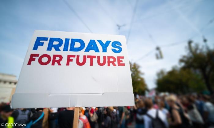Ein Fridays-for-Future-Plakat bei einem Klimastreik