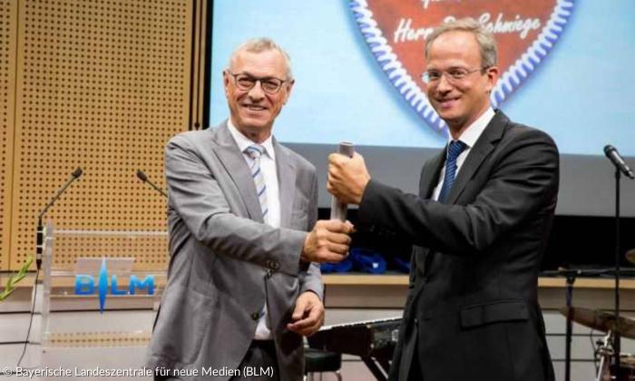 BLM-Präsident Siegfried Schneider (l.) übergibt den Staffelstab an seinen Nachfolger Dr. Thorsten Schmiege.