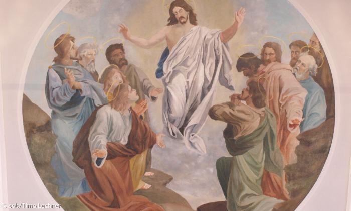 Eine Deckenmalerei in der Evangelischen Kirche Weisendorf. Abgebildet ist Jesus in der Mitte des Bildes, und einige umstehende Menschen, die zu ihm aufschauen.
