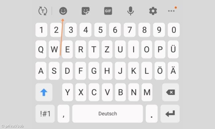 Eine Samsungtastatur mit einem Pfeil, der markiert, wo die Emojiauswahl zu finden ist
