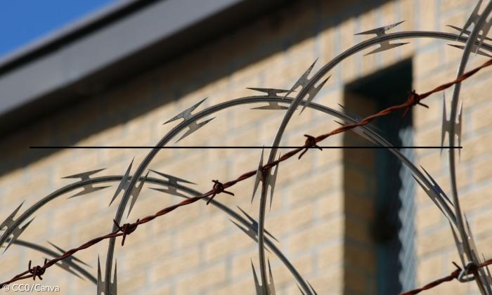 Stacheldrahtzaun vor einem Haus.