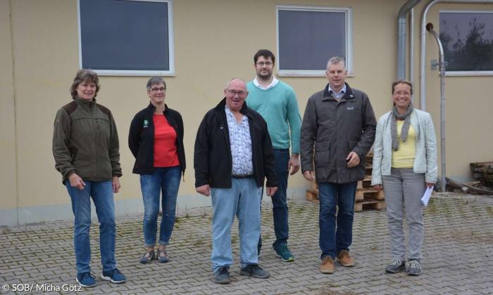 Die Kronacher  Dekanin Ulrike Schorn (rechts) informierte sich vor Ort über die Situation der fränkischen Landwirte auf dem Hof von Klaus Siegelin zweiter von rechts. Mit im Bild Kreisbäuerin Rosa Zehnter, Stellvertreterin Marina Herr, Kreisobmann Erwin Schwarz, der Vorsitzender des Rings junger Landwirte Andre Hofmann. 
