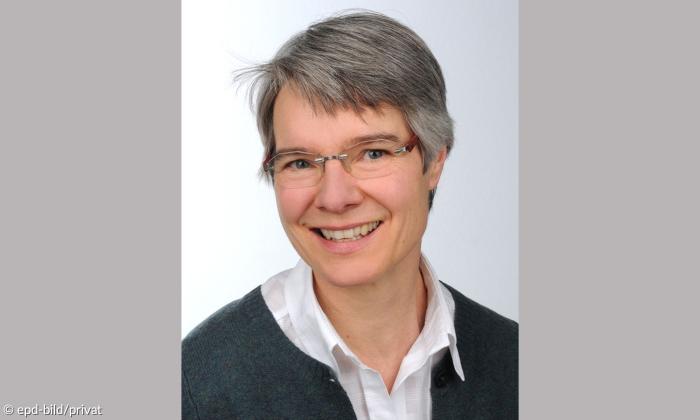 Porträt der Klinikseelsorgerin Elisabeth Hartenstein. Sie hat graue Haare, trägt eine Brille und lächelt in die Kamera.