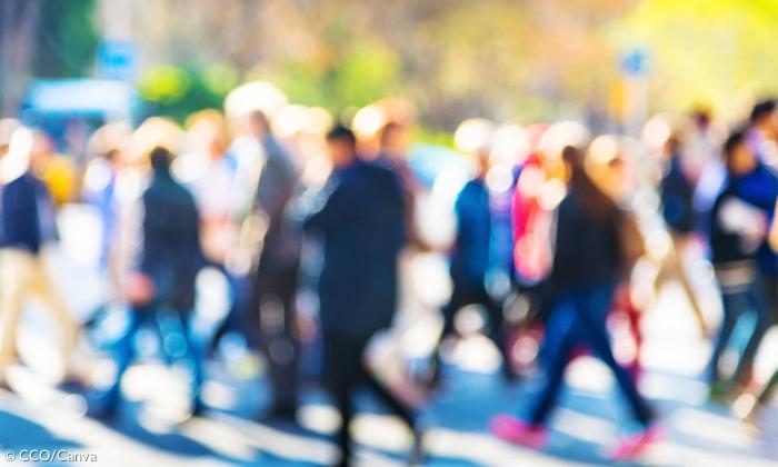 Verschwommenes Bild von Menschen, die auf einer Straße laufen