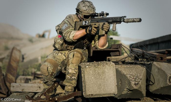 Ein Soldat mit einer Schusswaffe