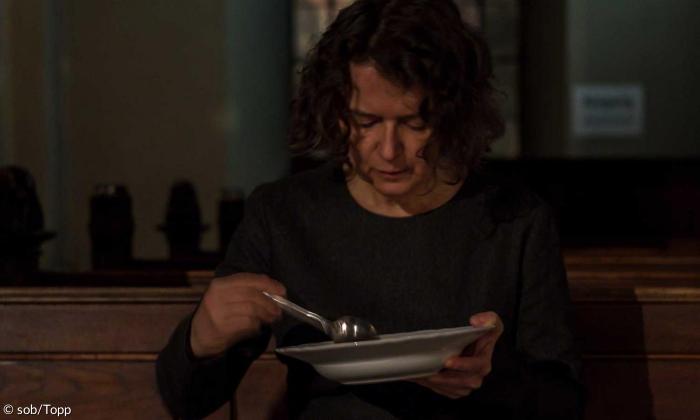 Kira Fritsch löffelt Suppe aus Lukaskirche