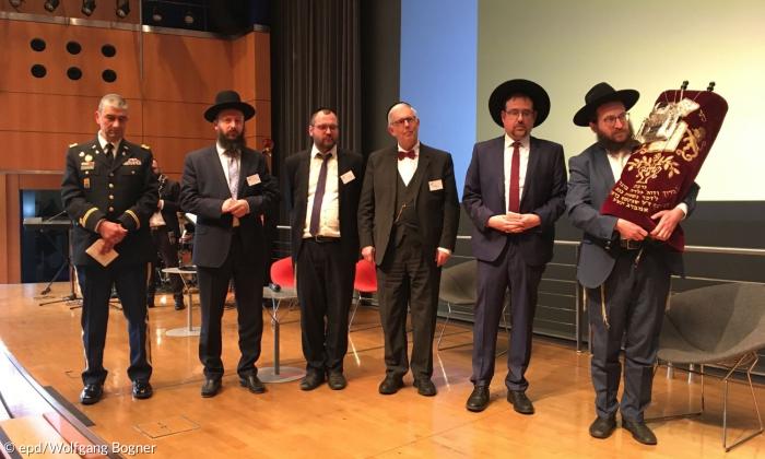 Rabbiner mit der restaurierten Torarolle in Amberg. Nach einer aufwendigen Restaurierung und Fertigstellung im Deutschen Bundestag kehrte sie nach Amberg zurück. Mit dabei auch: der Amberger Rabbiner Elias Dray (zweiter von rechts).