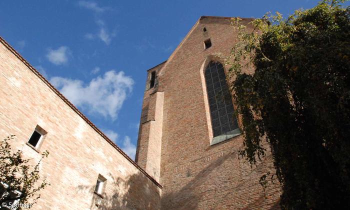 Innenhof und Rückwand der Barfüßerkirche in Augsburg