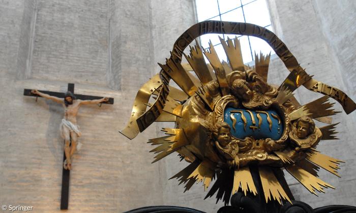 Barfüßerkirche Augsburg: Petel-Kruzifix und JHWH-Detail der Chorschranke