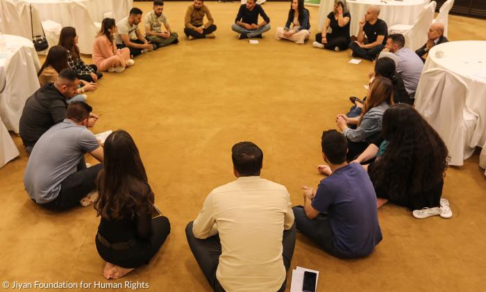Die Gruppe der "Friedens- und Dialog-Akademie" im kurdischen Dokan bei der Arbeit