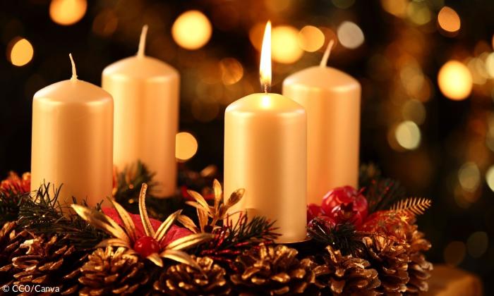 Ein Adventskranz, auf dem eine von vier Kerzen brennt