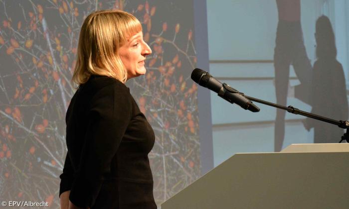 Lagois-Fotopreisträgerin Anne Ackermann bei der Preisverleihung im November 2021 auf der Messe ConSozial in Nürnberg