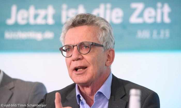 Thomas de Maiziere vor dem Schriftzug "Jetzt ist die Zeit"