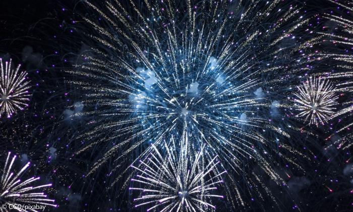 Ein Feuerwerk im Nachthimmel