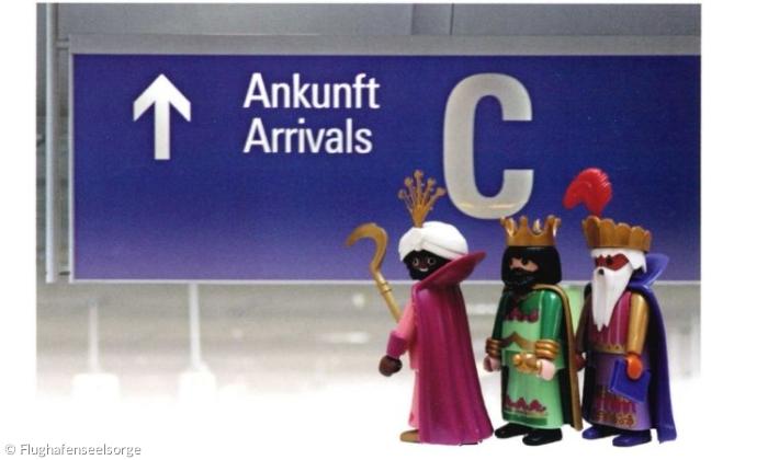 Das Ankunftsschild im Flughafen mit den 3 Königen aus Playmobil