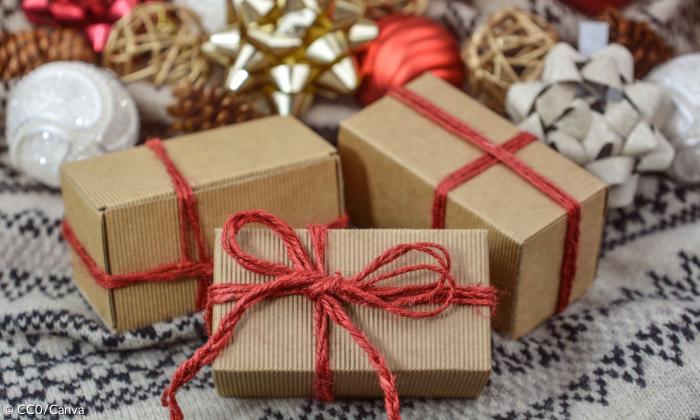 Weihnachtsgeschenke, in braunem Packpapier verpackt.
