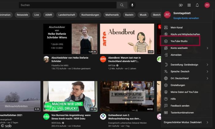 Die Youtube-Startseite mit dem Drop Down Menü beim Profilbild angeklickt. Um den Punkt "Youtube Studio" ist ein roter Rahmen.