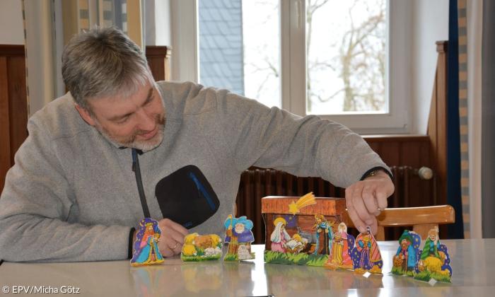 Pfarrer Thomas Hohenberger mit seiner Papierkrippe