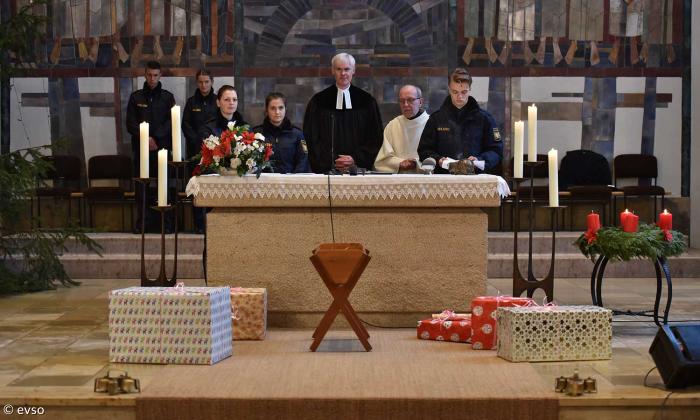 Beamtinnen und Beamte der Polizei feierten in Nürnberg-St. Rupert einen ökumenischen Weihnachtsgottesdienst