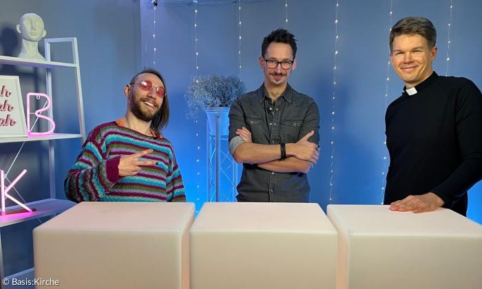 Luca Pokstefl, Jonathan Nehrke und Simon de Vries stehen nebeneinander im Studio von Basis:Kirche