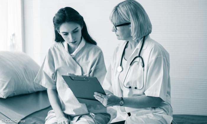 Eine Ärztin und eine Patientin sprechen über einen Befund