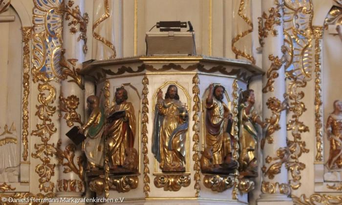 Der Kanzelaltar der Kirche.