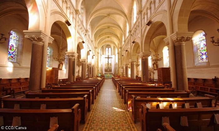 Ein Kirchenschiff von innen mit Blick zum Altar