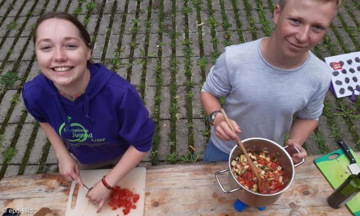 Zwei junge Erwachsene kochen