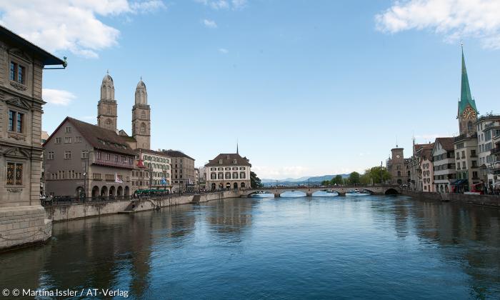 Limmatblick in Richtung Zürichsee: links die Türme des Grossmünsters, rechts der Turm des Frauenmünsters.