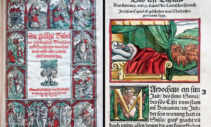 Links das kolorierte Deckblatt der Froschauer-Prachtbibel, rechts eine Illustration zu Mordechais Traum im Buch Esther.