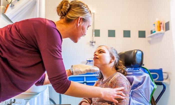 Eine Pflegerin und ein Kind
