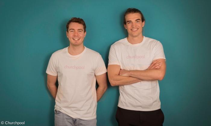 Bela und Nils von Churchpool. Sie tragen beide ein Shirt mit dem Namen auf der Brust und stehen vor einer türkisen Wand.