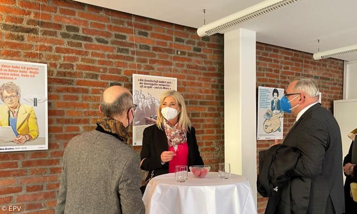Sozialministerin Ulrike Scharf in der Ausstellung Rebellinnen in Memmingen