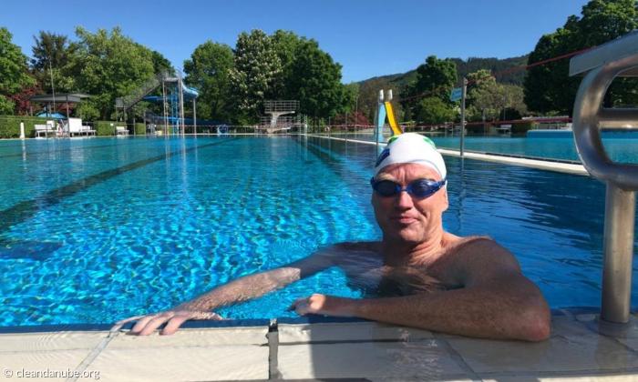 Andreas Fath im Schwimmbad