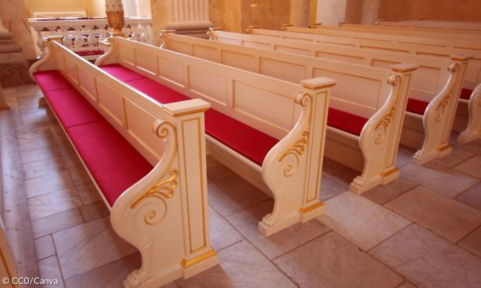 Leere Kirchenbänke