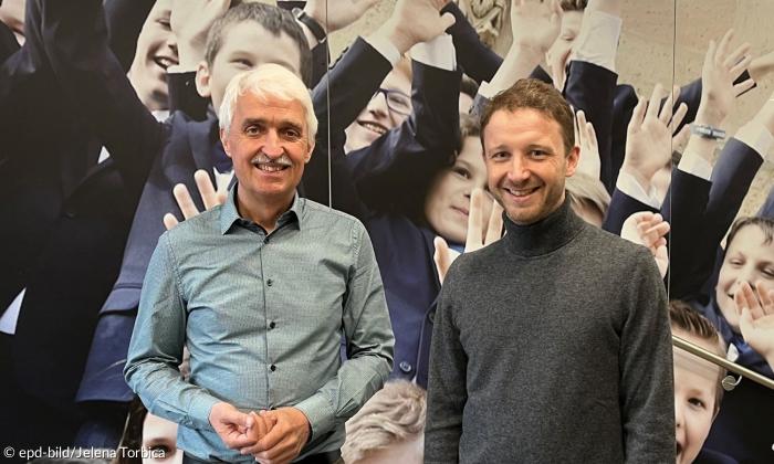 Bernd Töpfer, Internatsdirektor des Windsbacher Knabenchors, begrüßt Ludwig Böhme
