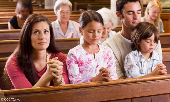 Eine Familie im Gottesdienst