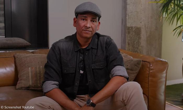 Xavier Naidoo sitzt auf einem Sofa