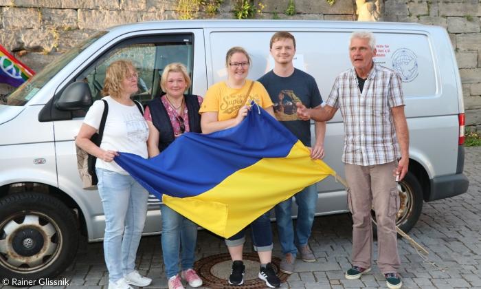 Tom Sauer vor dem Transporter seines Vereins